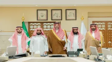 الأمير فيصل بن سلمان يلتقي عدداً من أفراد أسرة المؤرخ بن لعبون – أخبار السعودية